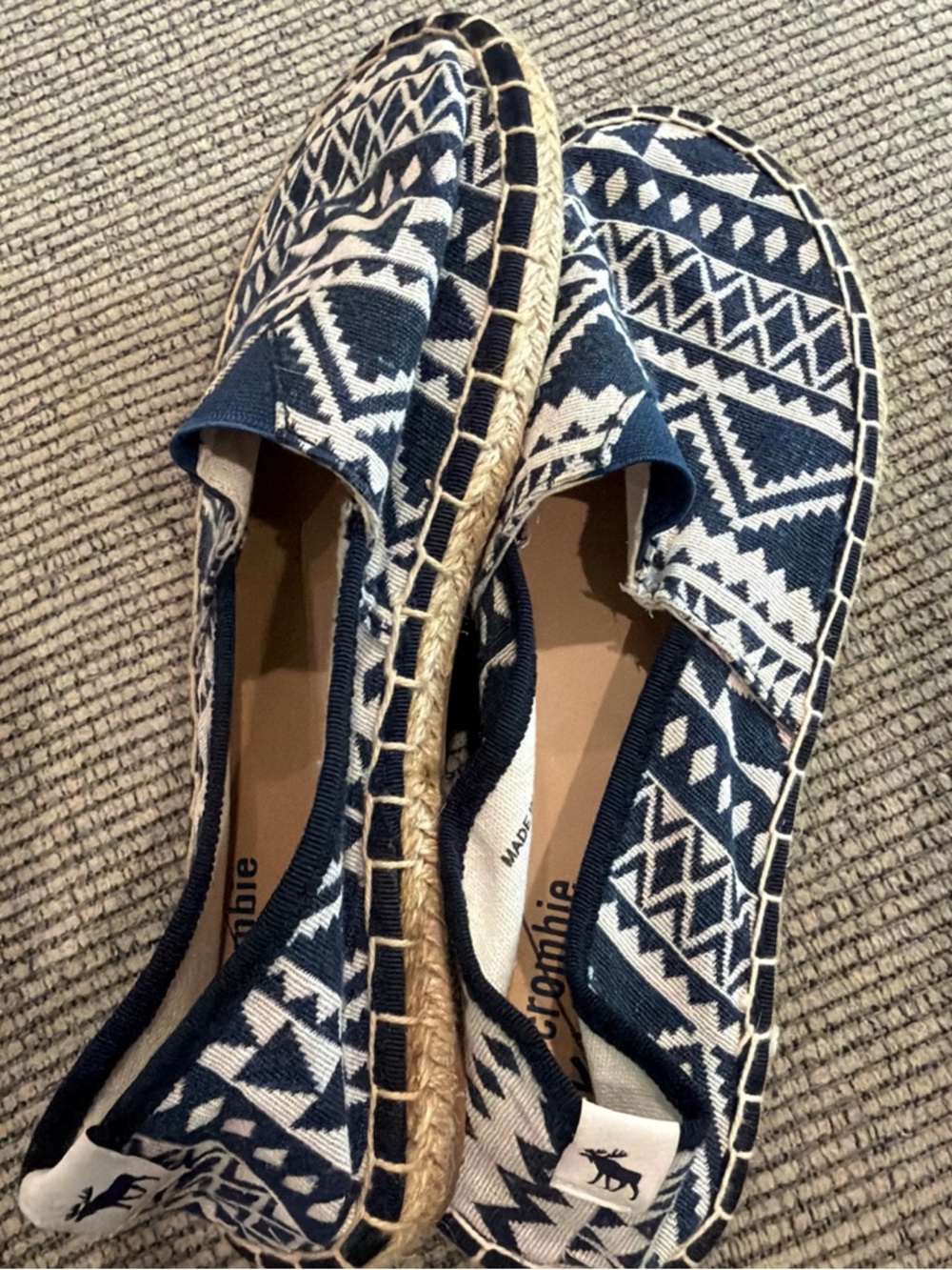 NWOT abercrombie kids Navy and White Aztec Slip-On Moccasins